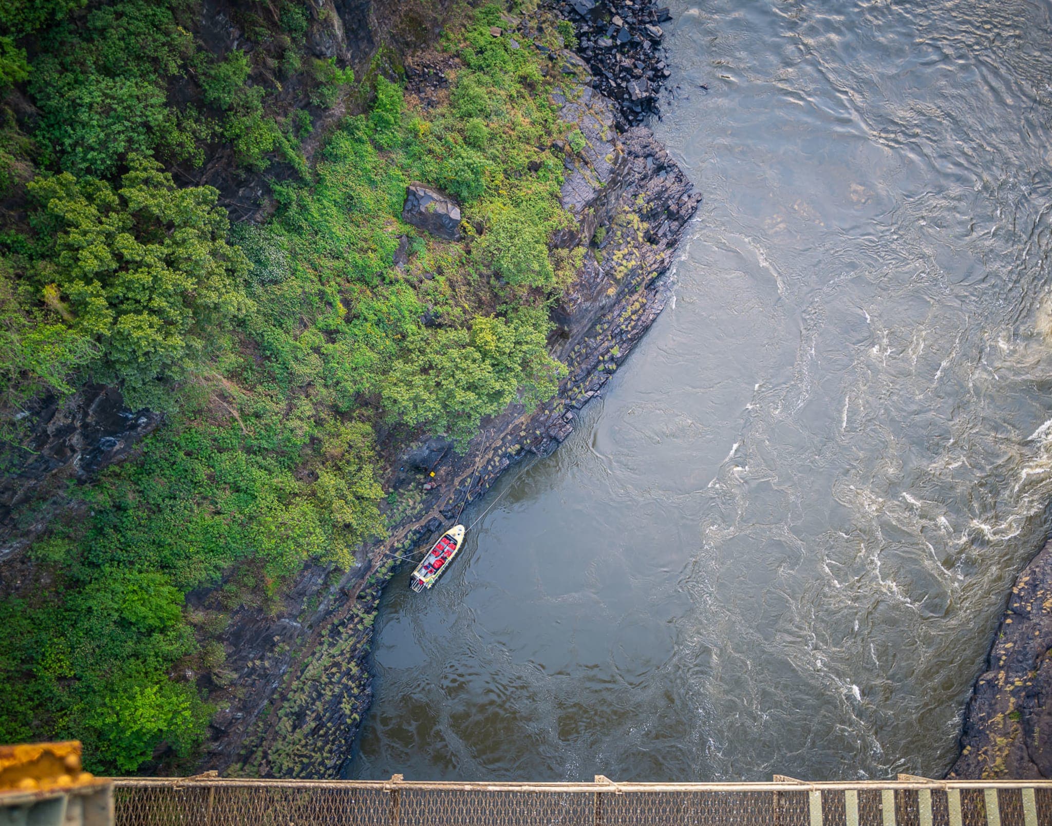 Die Sambesi-Schlucht von der Victoria-Falls-Brücke