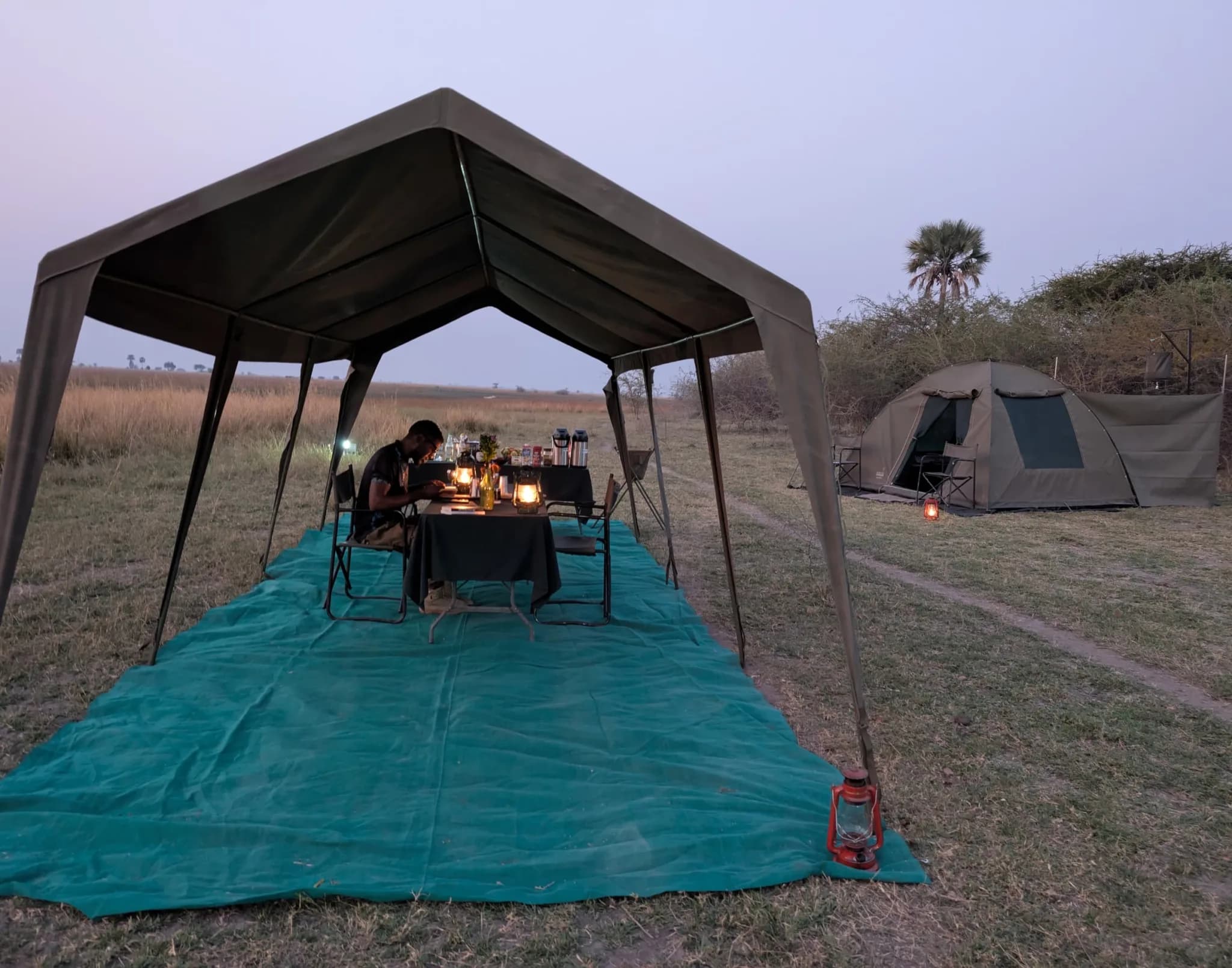Dîner sous la tente commune du camp mobile au crépuscule