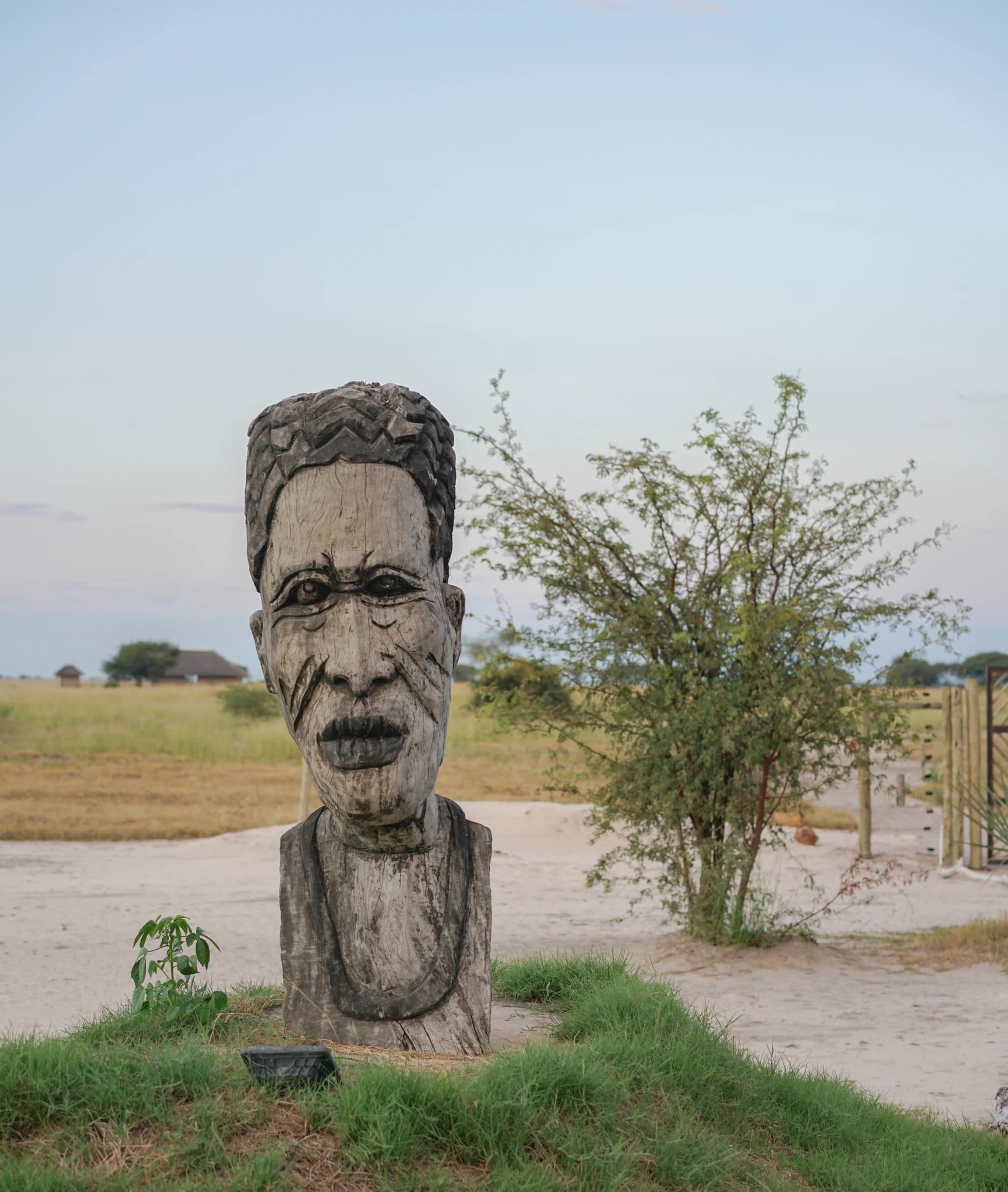 Eine lokal geschnitzte Statue in Munga Plains