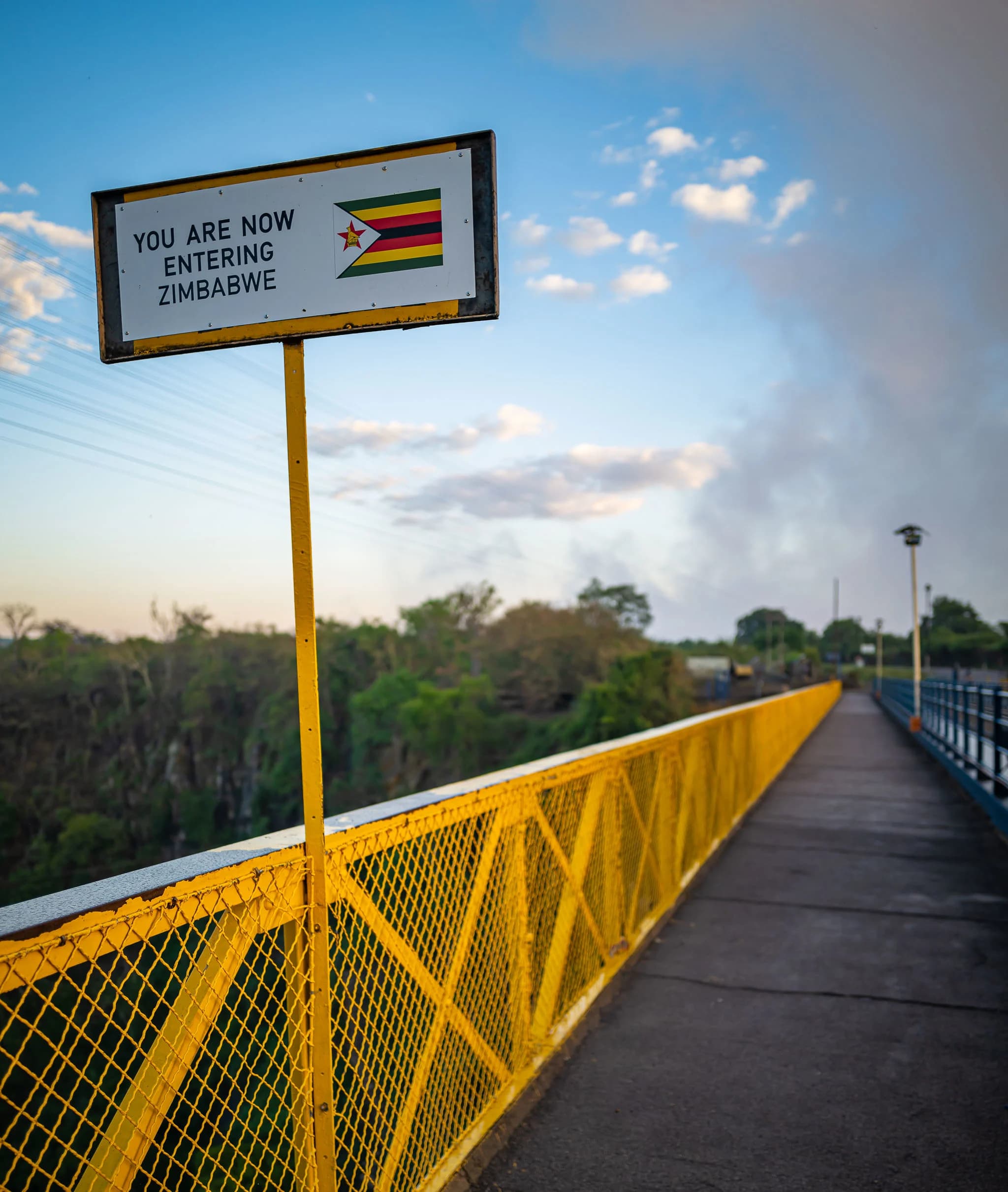 Willkommensschild für Simbabwe an der Grenze bei Victoria Falls